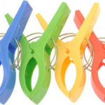 Set van 4 stuks grote plastic handdoeken knijpers, badlaken wasknijpers XXL, strandlaken / kleed vastmaken aan ligbed, stoel of zonnebed